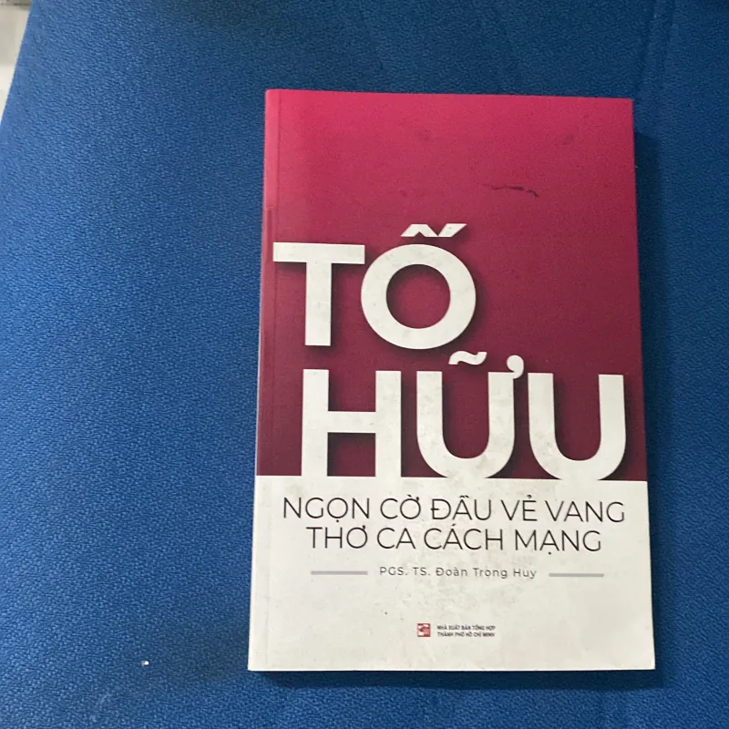 Tố Hữu ngọn cờ đầu vẻ vang thở ca cách mạng  976405
