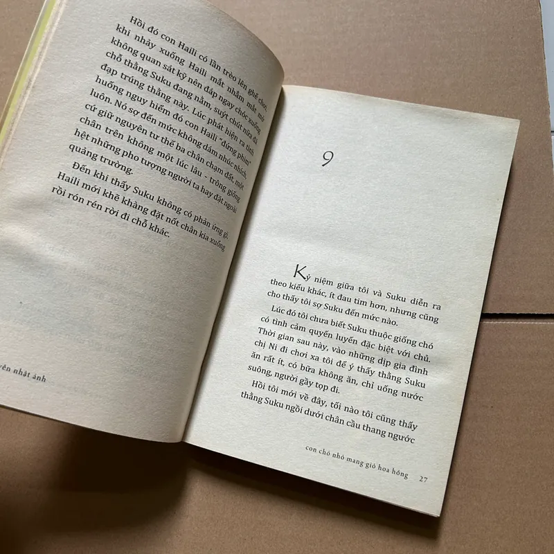 Con chó nhỏ mang giỏ hoa hồng 734167