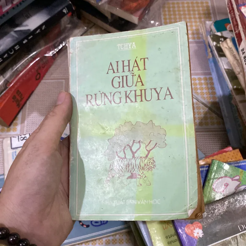 Ai hát giữa rừng khuya của tác giả Tchya 1011511