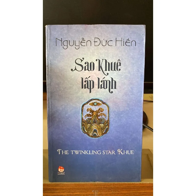 Sao Khuê Lấp Lánh- (Song Ngữ Việt -Anh) -Tác giả Nguyễn Đức Hiền -NXB Kim Đồng 2010 -Bìa mềm ,khổ 12,5x20,5cm, 531 trang - Sách chất lượng Tốt STB1638 Blogmeo 27525 587954