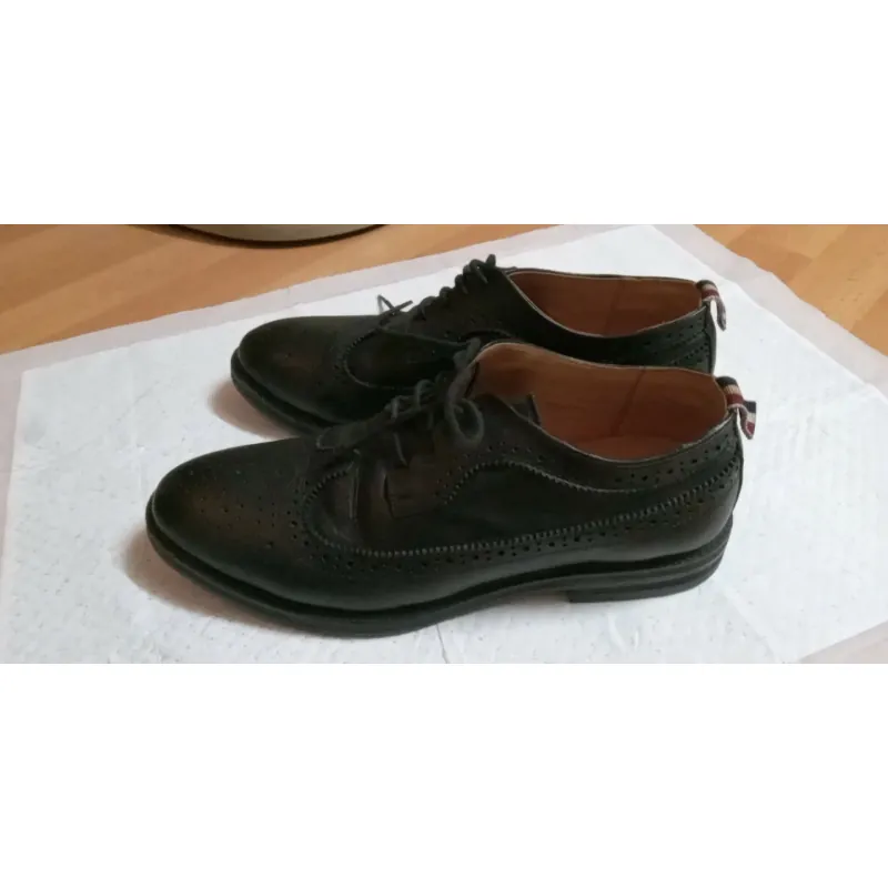 Giày nam Thom Browne da bò đục lỗ màu đen kích thước 42 1009671