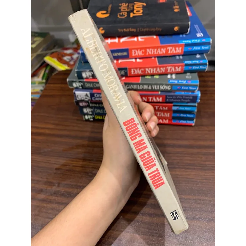 Bóng ma giữa trưa- Alberto Moravia 695895