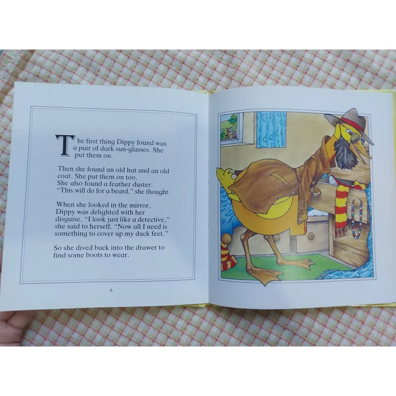 PICTURE BOOK Dippy Duck Dresses Up - BÌA CỨNG 782486