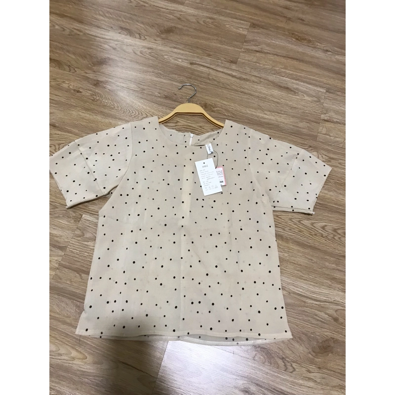 Áo nữ chấm bi kem nhạt size M còn nguyên mác 465908