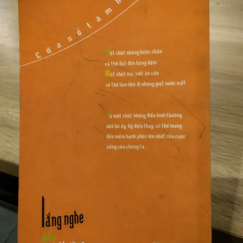sách "Lắng nghe điều bình thường" do Báo Tuổi Trẻ và Nhà xuất bản Trẻ phát hành 1032247