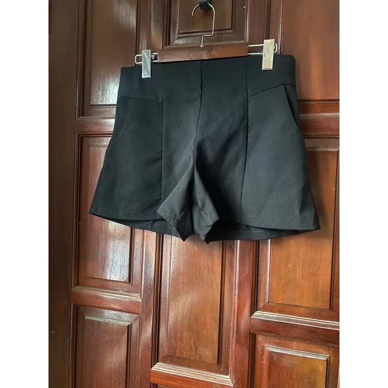 Q12. Quần short đen Topshop size L 1035925