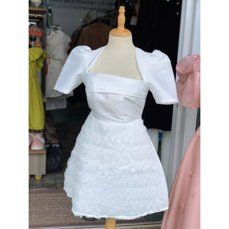 Đầm trắng phối lượn sóng bèo ở váy 503168