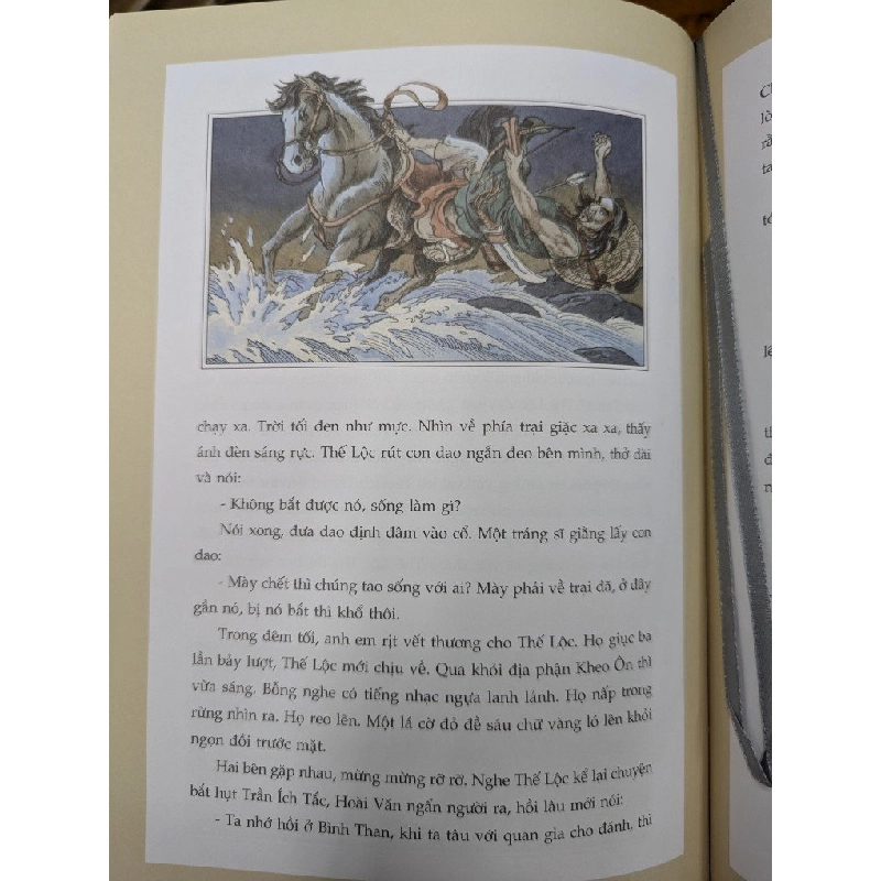 LÁ CỜ THÊU SÁU CHỮ VÀNG - NGUYỄN HUY TƯỞNG 279368