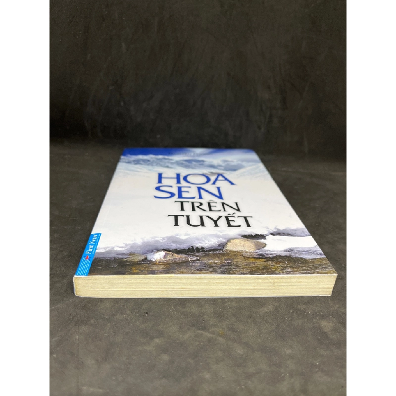 Hoa Sen Trên Tuyết - Nguyên Phong new 90% HPB.HCM2305 Oreka-Blogmeo 36325