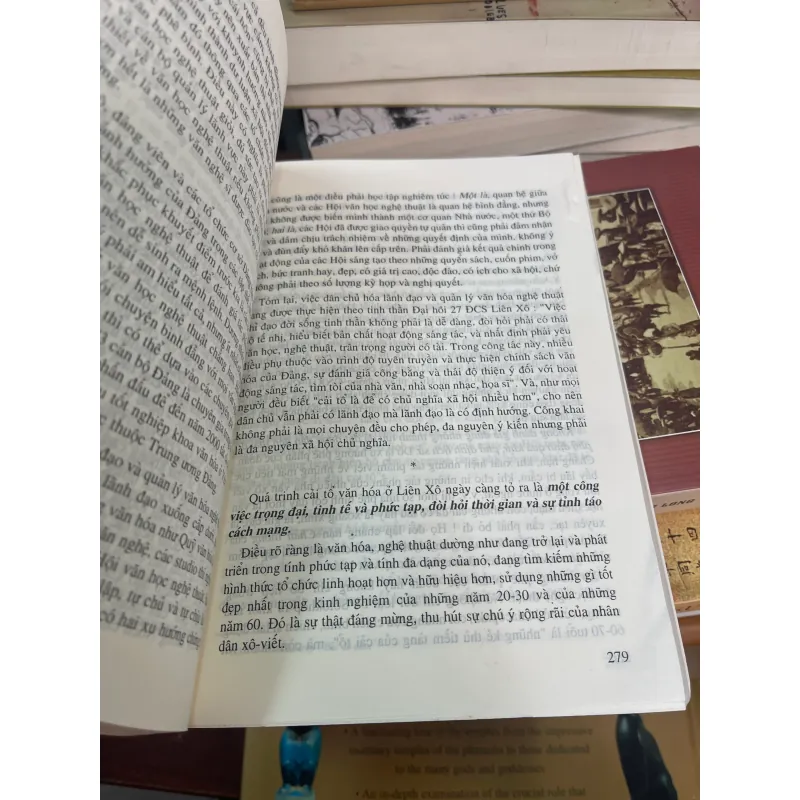 TRONG ÁNH SÁNG TƯ TƯỞNG VĂN HOÁ HỒ CHÍ MINH - LÊ XUÂN VŨ  1021635