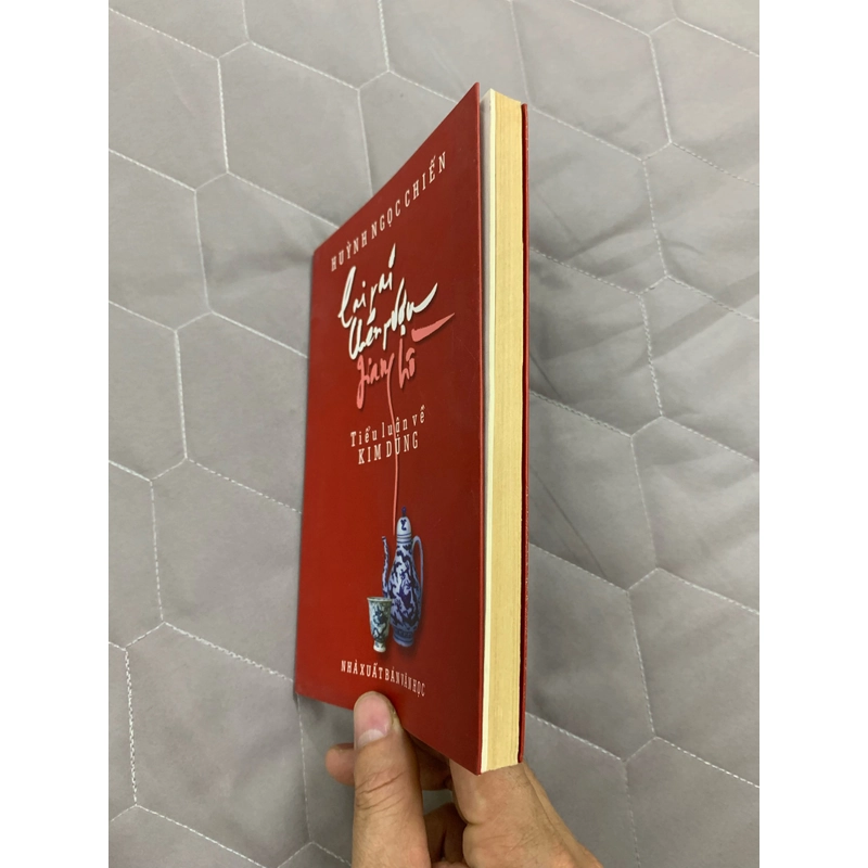 Lai rai chén rượu giang hồ. Tiểu luận về kim dung. 999 443672