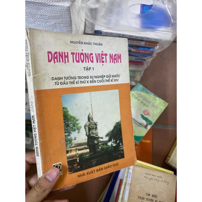 Sách Danh tướng Việt Nam tập 1 308215