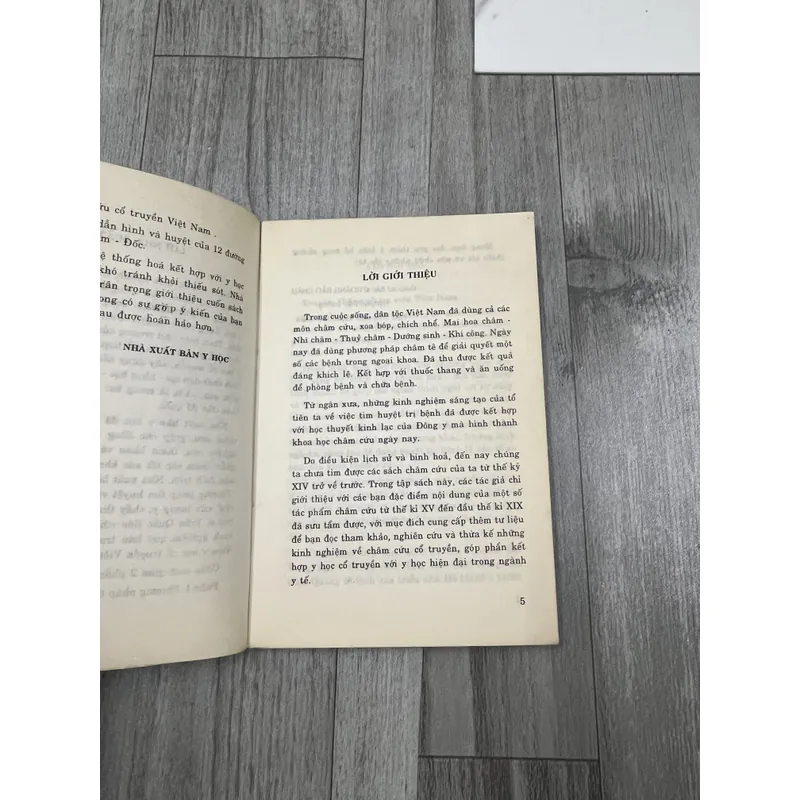 Phương pháp tìm huyệt và phép điều trị bằng châm cứu. 6b4 737195