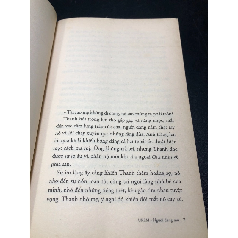 Urem người đang mơ 2013 mới 80% ố (truyện dài , văn học) HCM0101 923823