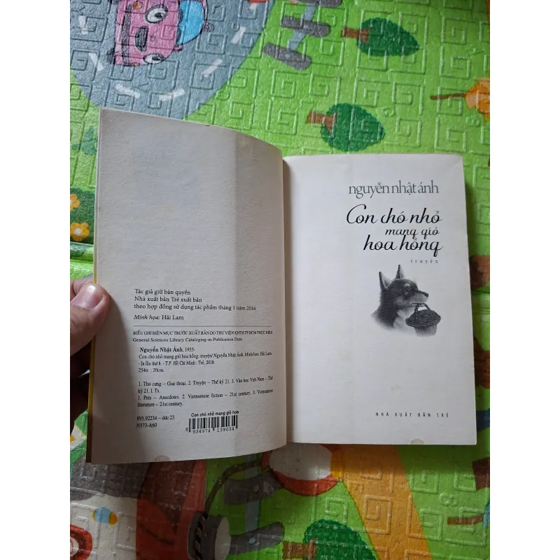 Con chó nhỏ mang giỏ hoa hồng 1037103