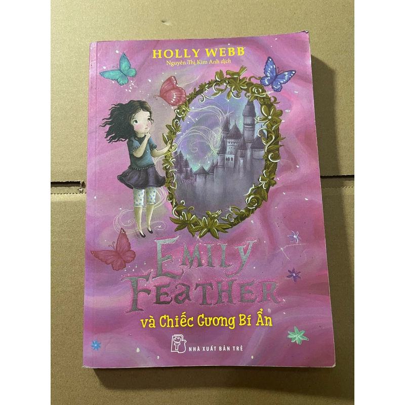 Emily Feather và chiếc gương bí ẩn 524459
