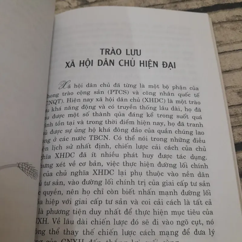 Một số vấn đề Quan hệ Quốc tế trong giai đoạn hiện nay. Chủ biên Thạc sỹ Vũ Quang Đản. 697502