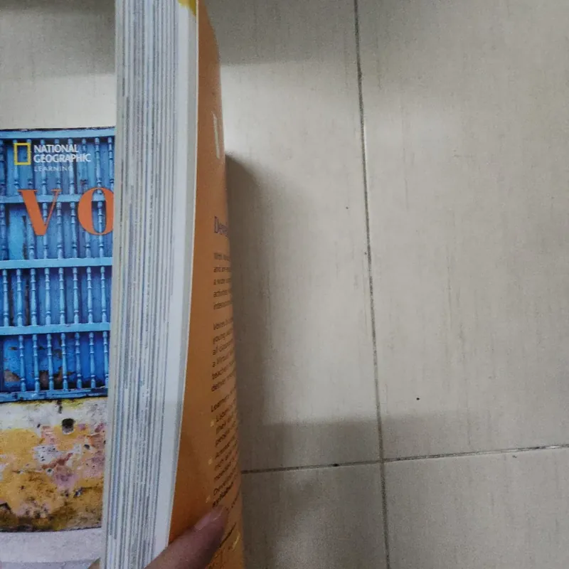 Sách Voices A2 717366