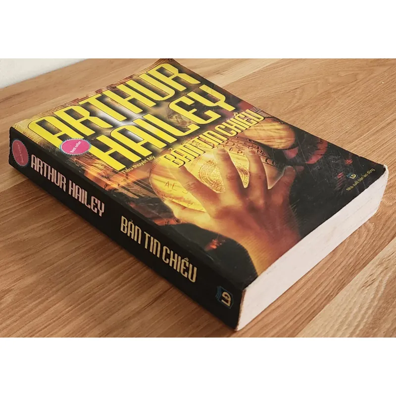 Tiểu thuyết Mỹ của nhà văn Arthur Hailey: BẢN TIN CHIỀU 716973