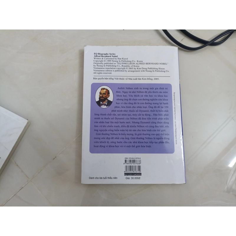 Combo 2 cuốn sách truyện kể về NIUTƠN và Noben 460738