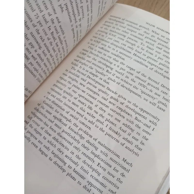 ONE HUNDRED COUNTRIES, TWO BILLION PEOPLE - ROBERT S. McNAMARA 362203