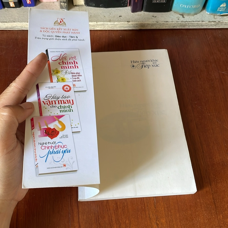 II Sách Kỹ Năng: Hiểu Người Khác Qua Tiếp Xúc - Tiểu Hằng, Kiến Văn - 2011 527758