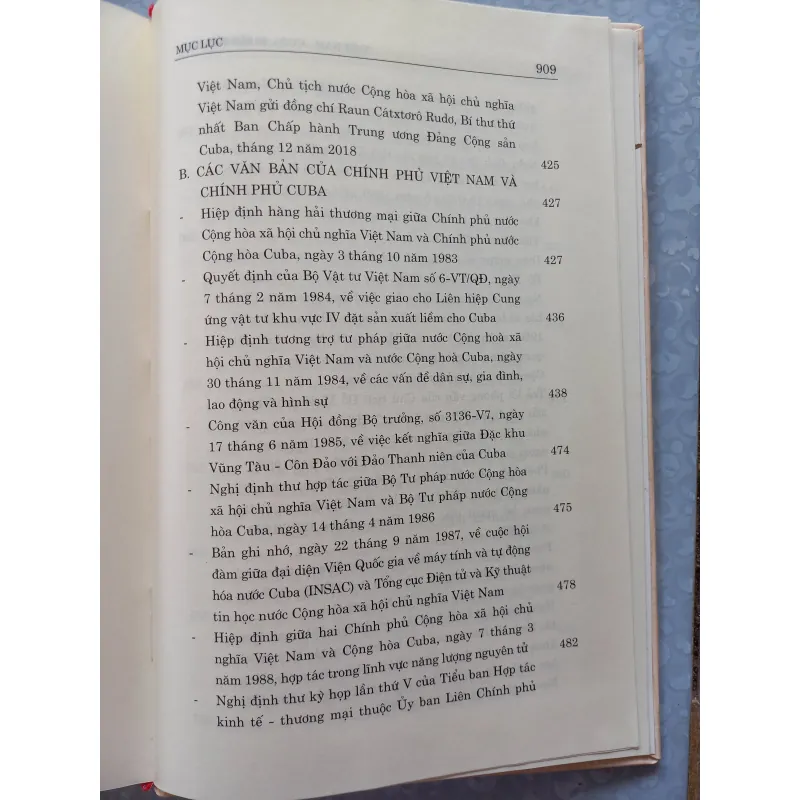 Sách: Việt Nam - Cuba 60 năm đồng hành  935358