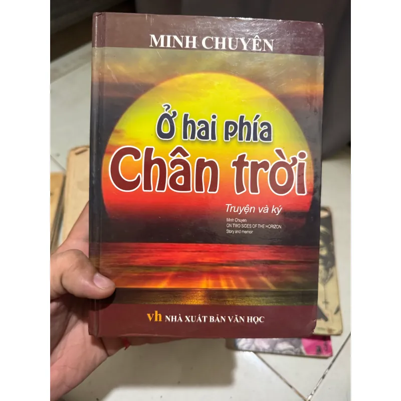 Sách du ký Ở hai phía chân trời  - bìa cứng  1010981