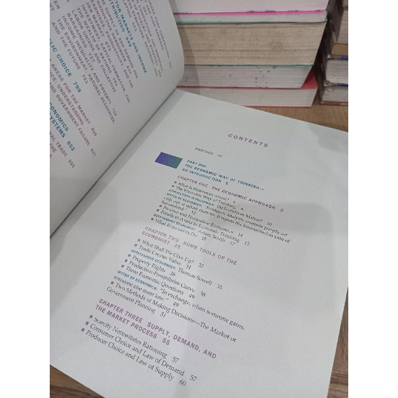 ECONOMICS: Private and public choice - James D. Gwartney, Richard L. Stroup 745278