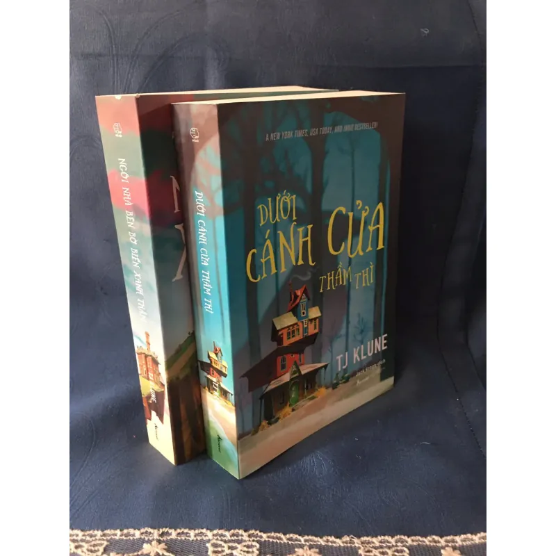 Bộ đôi tác phẩm: dưới cánh cửa thầm thì, ngôi nhà bên bờ biển xanh thẳm 958068