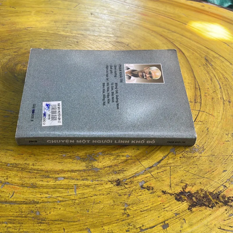 CHUYỆN MỘT NGƯỜI KÍNH KHỐ ĐỎ - PHẠM KHẢI TRI 998158