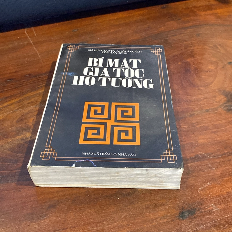 BÍ MẬT GIA TỘC HỌ TƯỞNG (XB 1998) 508165