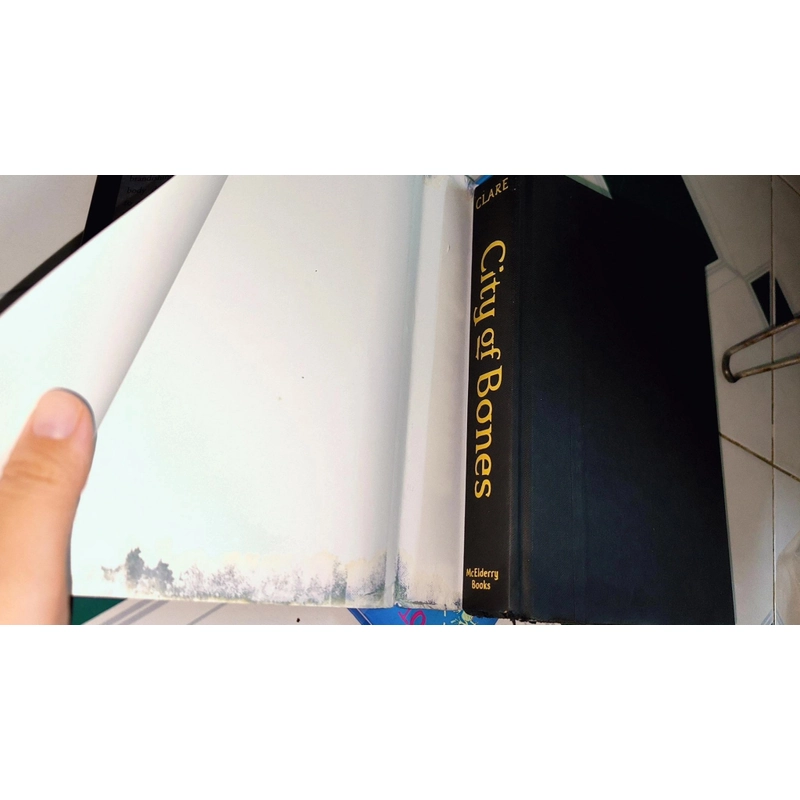 Cassandra Clare (#1 NYT Bestselling author) - City of Bones (Hardcover) 470387