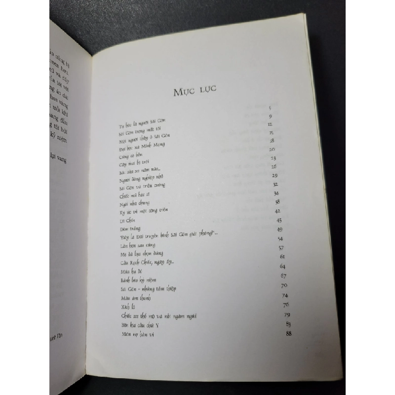 Kỷ niệm không quên mới 80% bẩn bìa, ố nhẹ, có chữ ký trang đầu 2006 HCM1001 Nhiều tác giả VĂN HỌC 380731