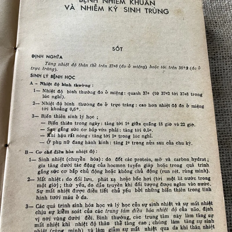 Cẩm nang lâm sàng hoc tập 2 - 1989 - V. FATTORUSSO. - O. RITTER  từ triệu chứng 792201