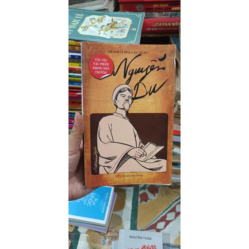 Phê Bình Và Bình Luận Văn Học - Nguyễn Du 495372