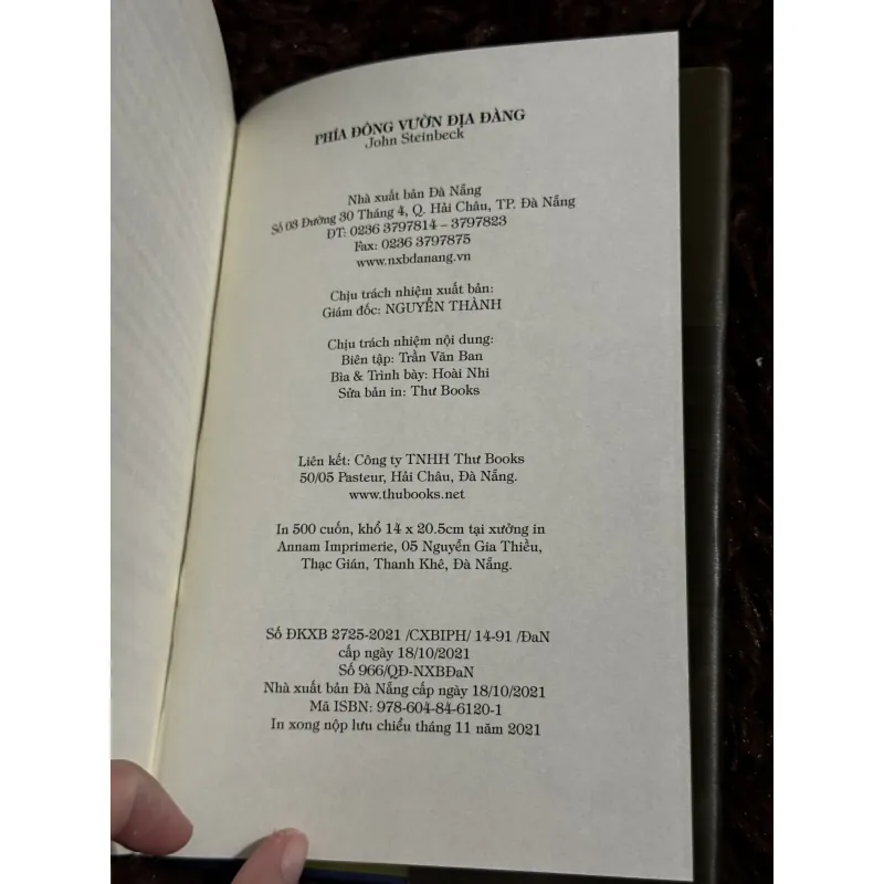 Phía đông vườn địa đàng (bìa cứng, seal) 745404