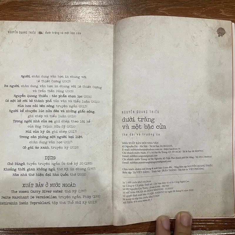 Dưới trăng và một bậc cửa - thơ dài và trường ca (k3) 328402