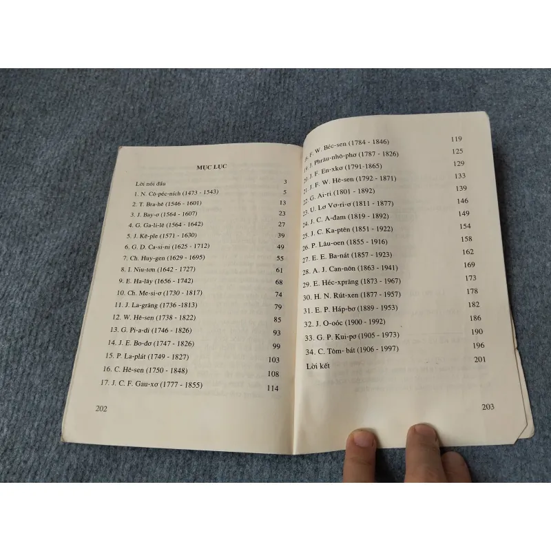 TRUYỆN KỂ VỀ CÁC NHÀ THIÊN VĂN HỌC TẬP HAI 719846