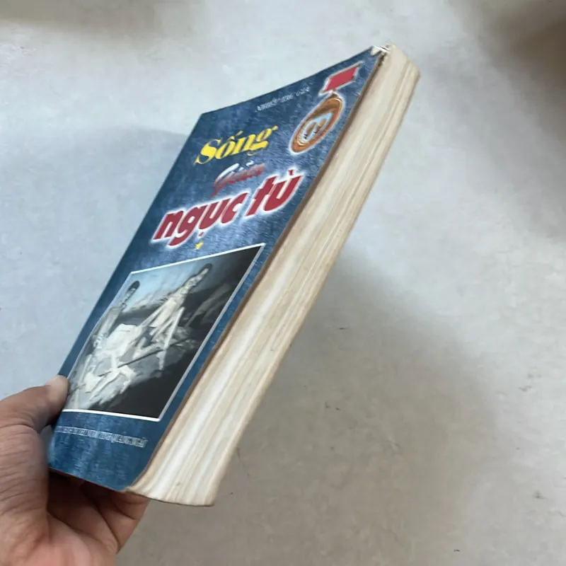 Sống giữa ngục tù 1 573303
