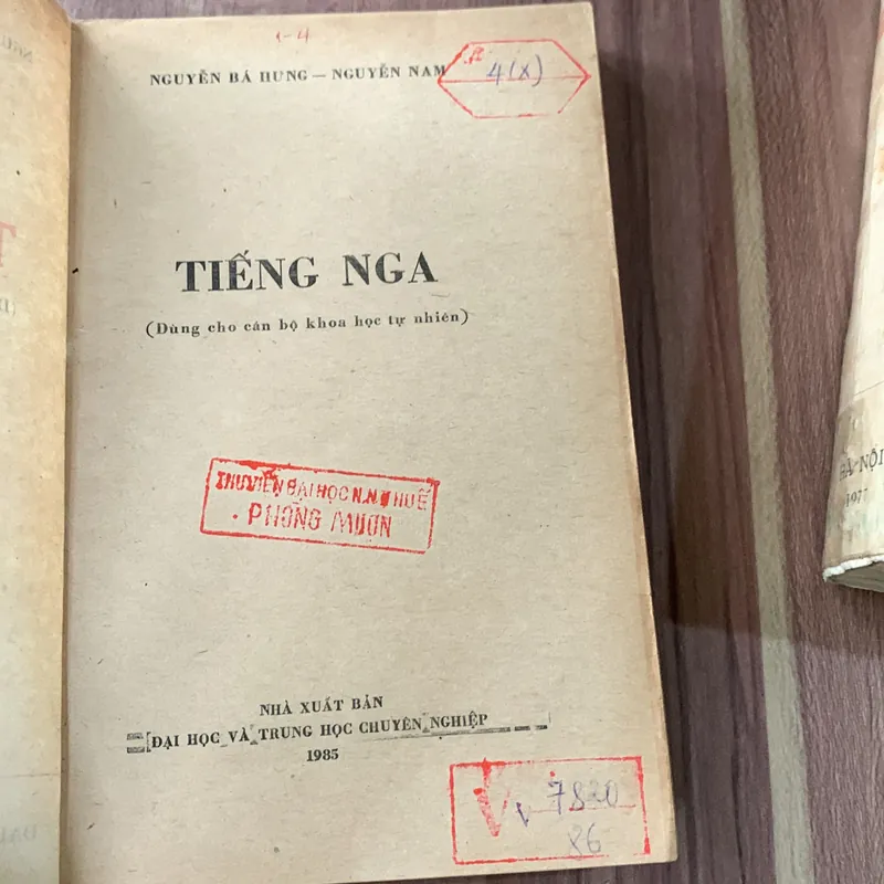 Sách học tiếng Nga 675350