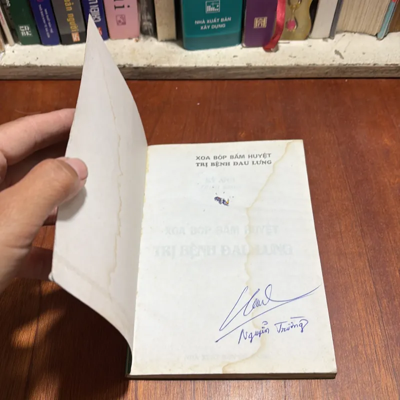 II Sức Khoẻ: Xoa Bóp Bấm Huyệt _ Trị Bệnh Đau Lưng - Kỳ Anh - 2007 927670