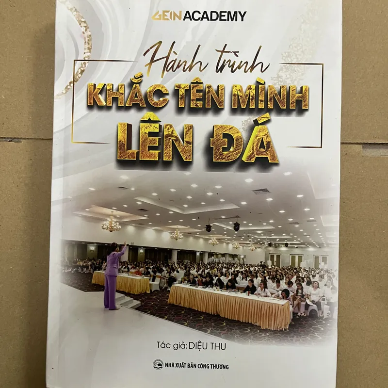 Hành trình khắc tên mình lên đá 569657