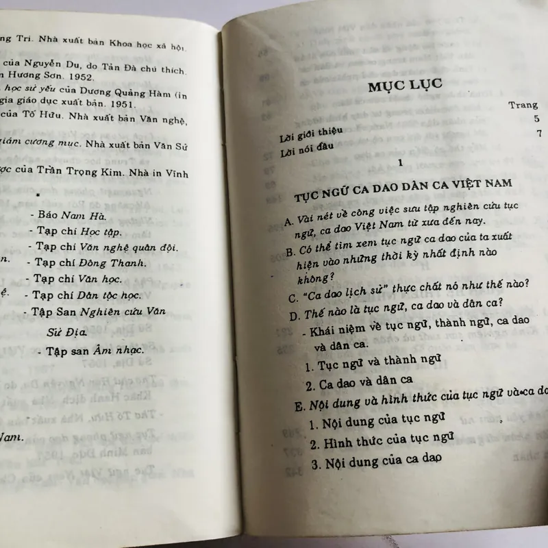 📚 TỤC NGỮ CA DAO VIỆT NAM – Vũ Ngọc Phan 573504