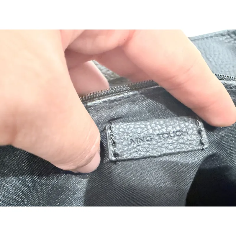 MNG TOUCH – Túi da đen basic mà sang xịn mịn 975919