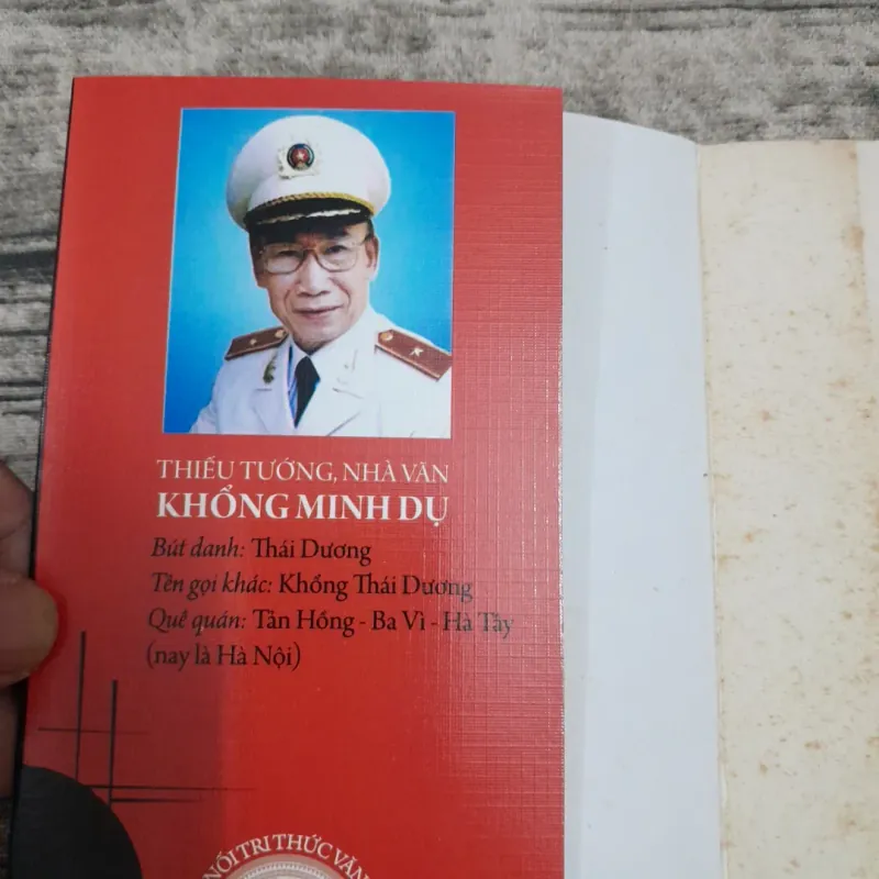 Thiếu tướng Nhà văn Khổng Minh Dụ. Những người ở ngôi nhà mật. 748374