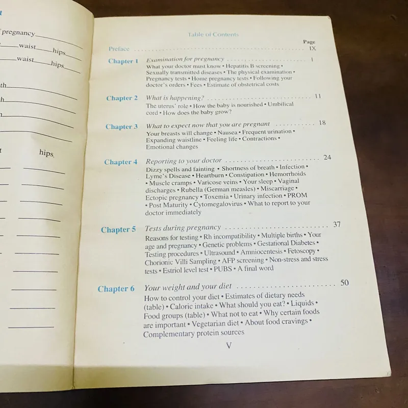 A doctor discusses pregnancy  726757