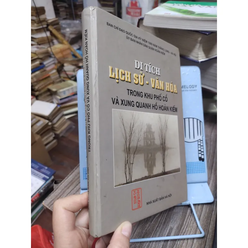 Sách: Di tích lịch sử - văn hoá trong khu phố cổ và xung quanh hồ Hoàn Kiếm  (A2) 746244