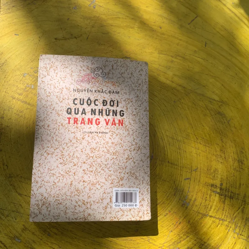 CUỘC ĐỜI QUA NHỮNG TRANG VĂN- lý luận phê bình- NGUYỄN KHẮC ĐÀM 784271