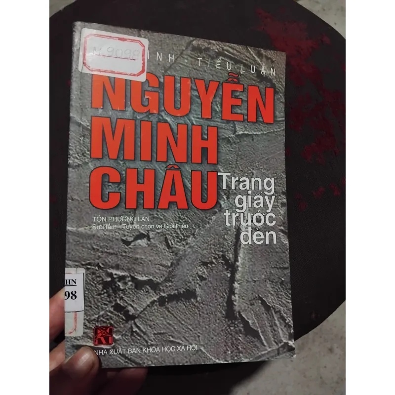Nguyễn Minh Châu trang giấy trước đèn  1036077